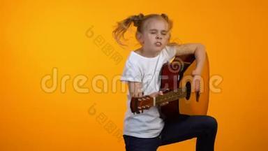 有趣的青春期女孩假装弹吉他梦想成为著名摇滚明星